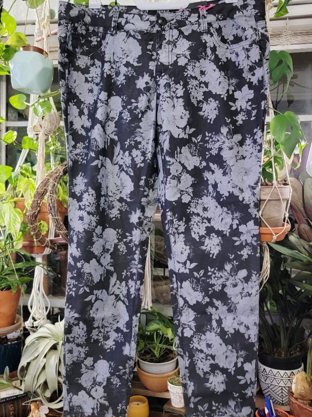 NWT Plus Size Torrid Grey Floral Skinny Jeans